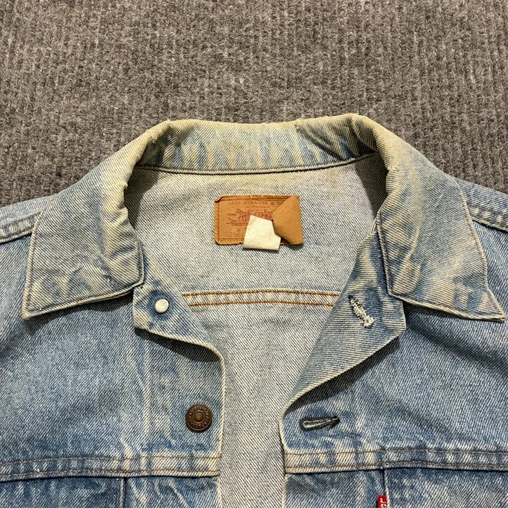 Vintage‎ Levis Mens Denim Trucker Jacket Size 44 Button Front USA Leather Patch